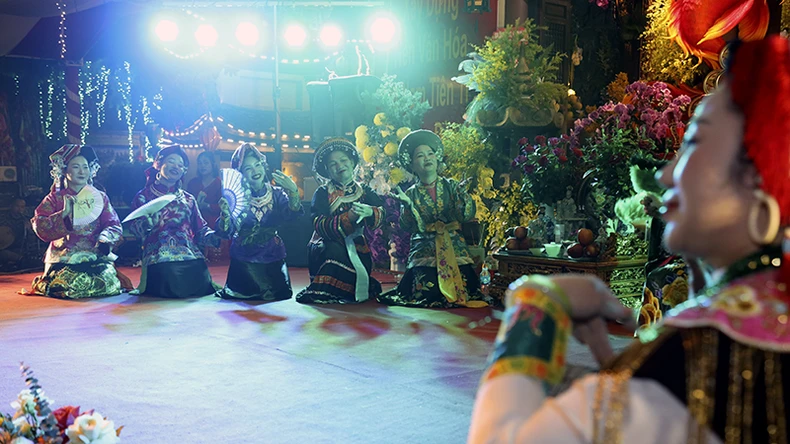 Demostración de la práctica del ritual de adoración a la Diosa Madre vietnamita (foto 1)