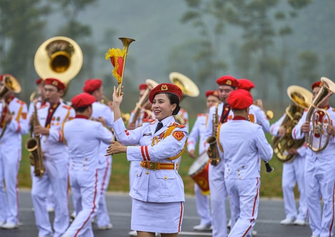 Lá cờ đặc biệt trong buổi hợp luyện diễu binh kỷ niệm thống nhất đất nước - Ảnh 9.