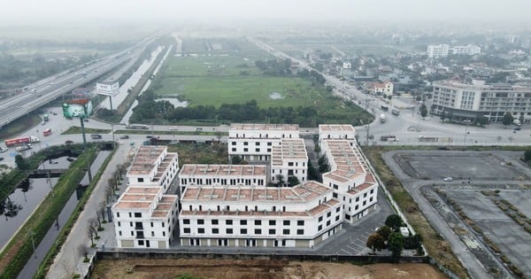 Ubicado junto a un hospital abandonado de un billón de dólares, el proyecto de la casa comercial comparte el mismo destino de estar "vacío".