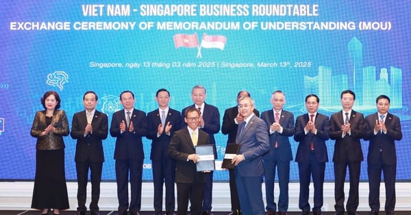 El Secretario General presencia la firma de documentos de cooperación estratégica de Vietnam Airlines con tres "gigantes" de Singapur.