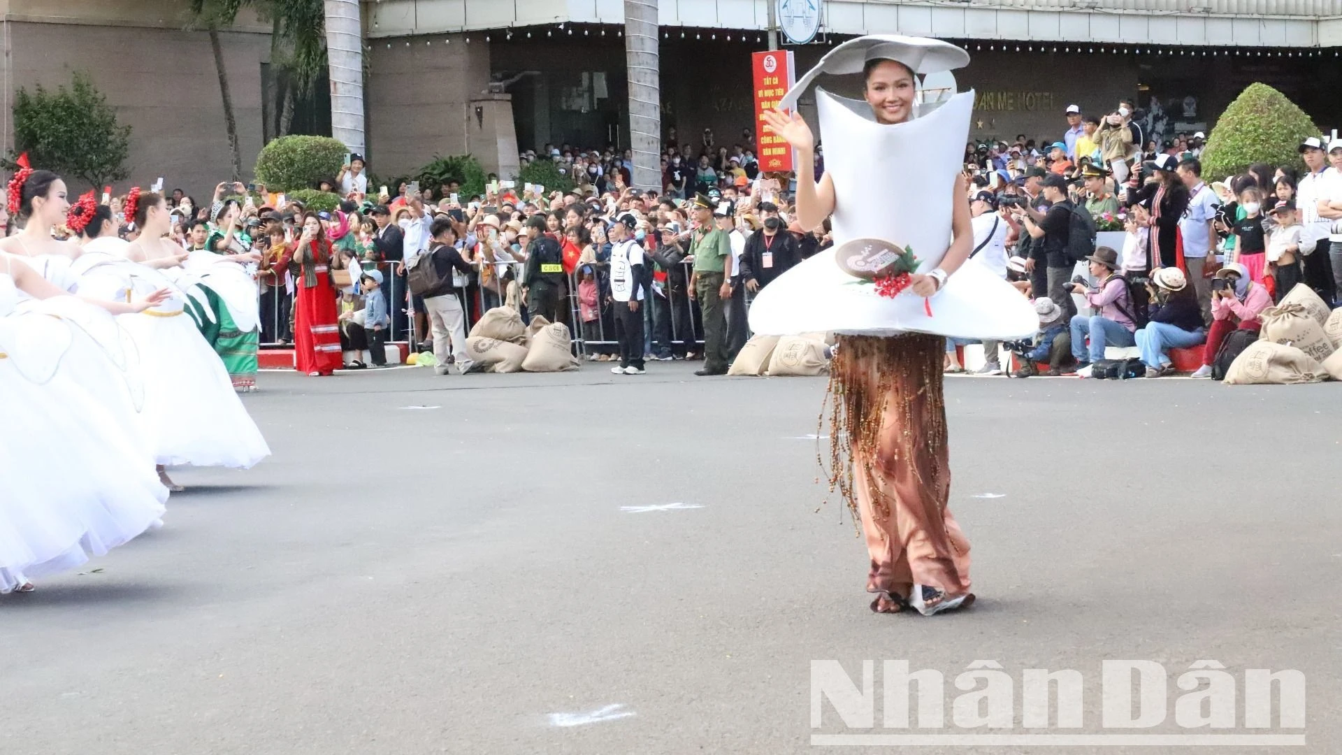 Promoting coffee through Buon Ma Thuot Street Festival photo 4