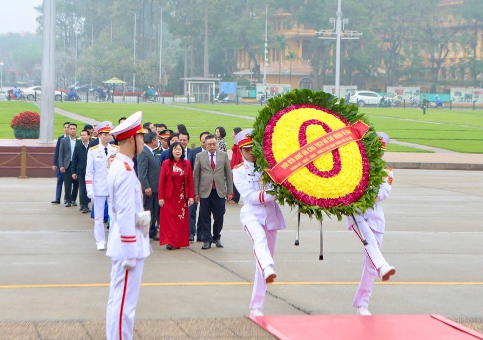 គណៈប្រតិភូទីក្រុងហាណូយបានទៅសួរសុខទុក្ខលោកប្រធានហូជីមិញ។ 