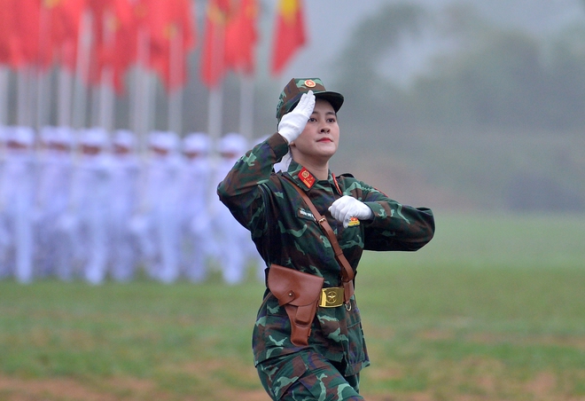 Đại tướng Nguyễn Tân Cương thị sát, tận tay hướng dẫn chiến sĩ diễu binh diễu hành- Ảnh 2.