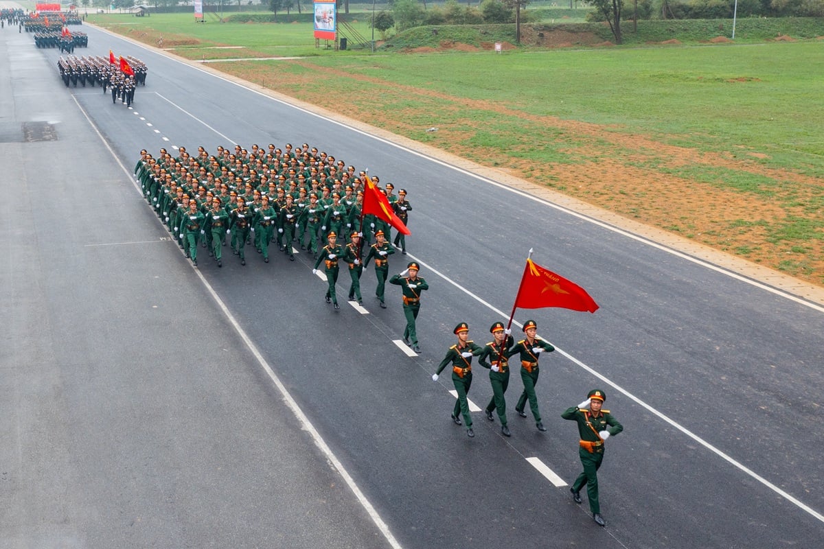 Nữ quân nhân hùng tráng trong hợp luyện diễu binh kỷ niệm 50 năm Ngày giải phóng Miền Nam- Ảnh 3.