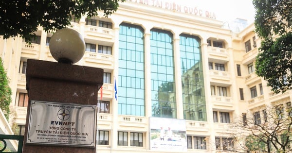 Images of headquarters that must be relocated to renovate the east side of Hoan Kiem Lake into a special square-park