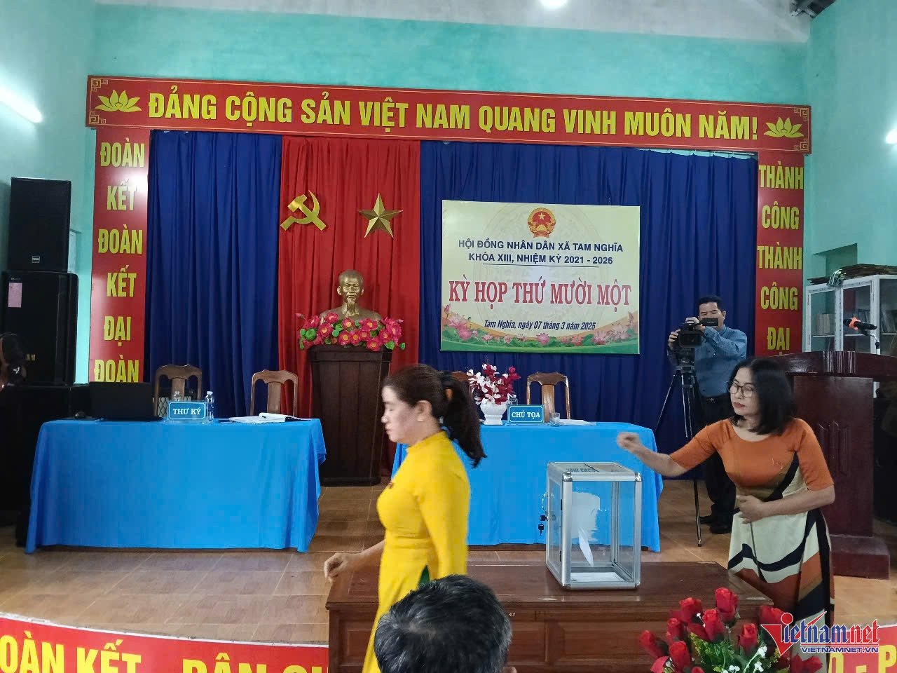 W-1 People's Council delegates of Tam Nghia commune voted to elect Mr. Bui Quoc Bieu to hold the position of Chairman of the People's Committee of the commune.jpg