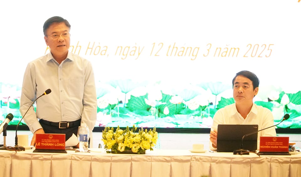 Deputy Prime Minister Le Thanh Long and Khanh Hoa Provincial Party Secretary Nghiem Xuan Thanh at the working session. Photo: Trung Nhan