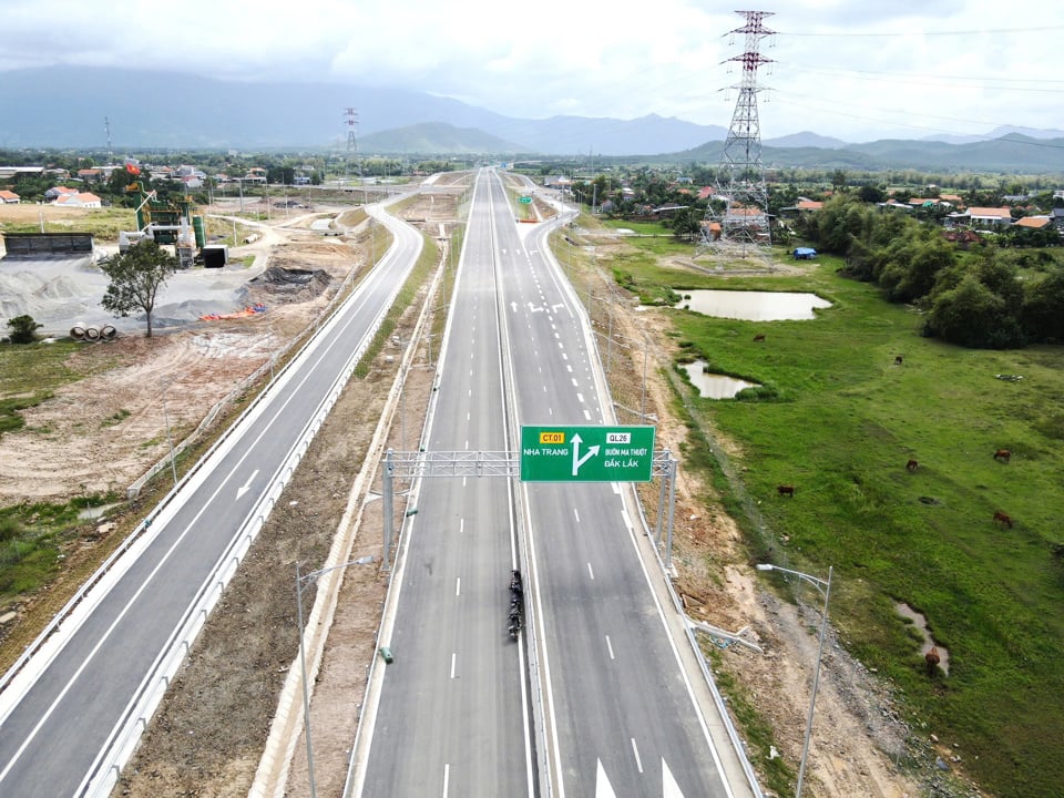 Cao tốc Vân Phong - Nha Trang dự kiến khai thác sử dụng 70 km cuối tuyến trong dịp 30/4/2025. Ảnh: Trung Nhân