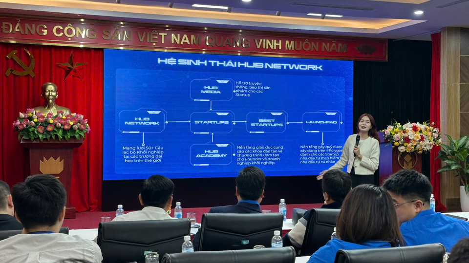 Speakers share information about startups and innovation - Photo: Bao Lam