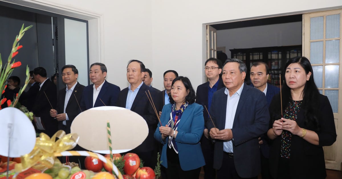 Los líderes de la ciudad de Hanoi ofrecen incienso para conmemorar al difunto secretario general Nguyen Phu Trong