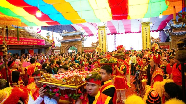 賑やかで国民的アイデンティティが豊かなバッチャン村伝統祭り（写真1）
