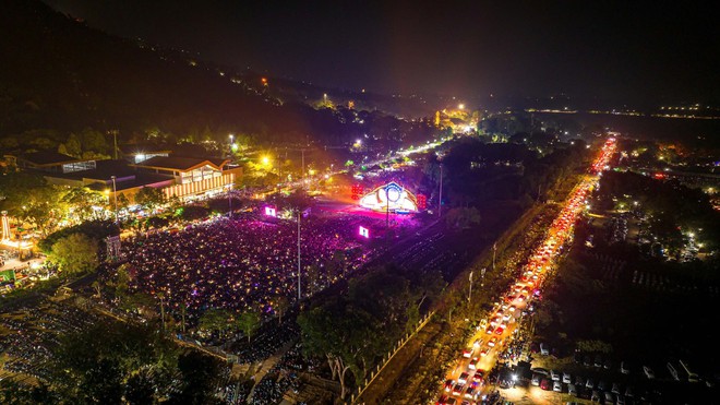 Chiêm ngưỡng khung cảnh hàng ngàn người 'cắm trại' qua đêm dưới chân núi Bà Đen- Ảnh 3.