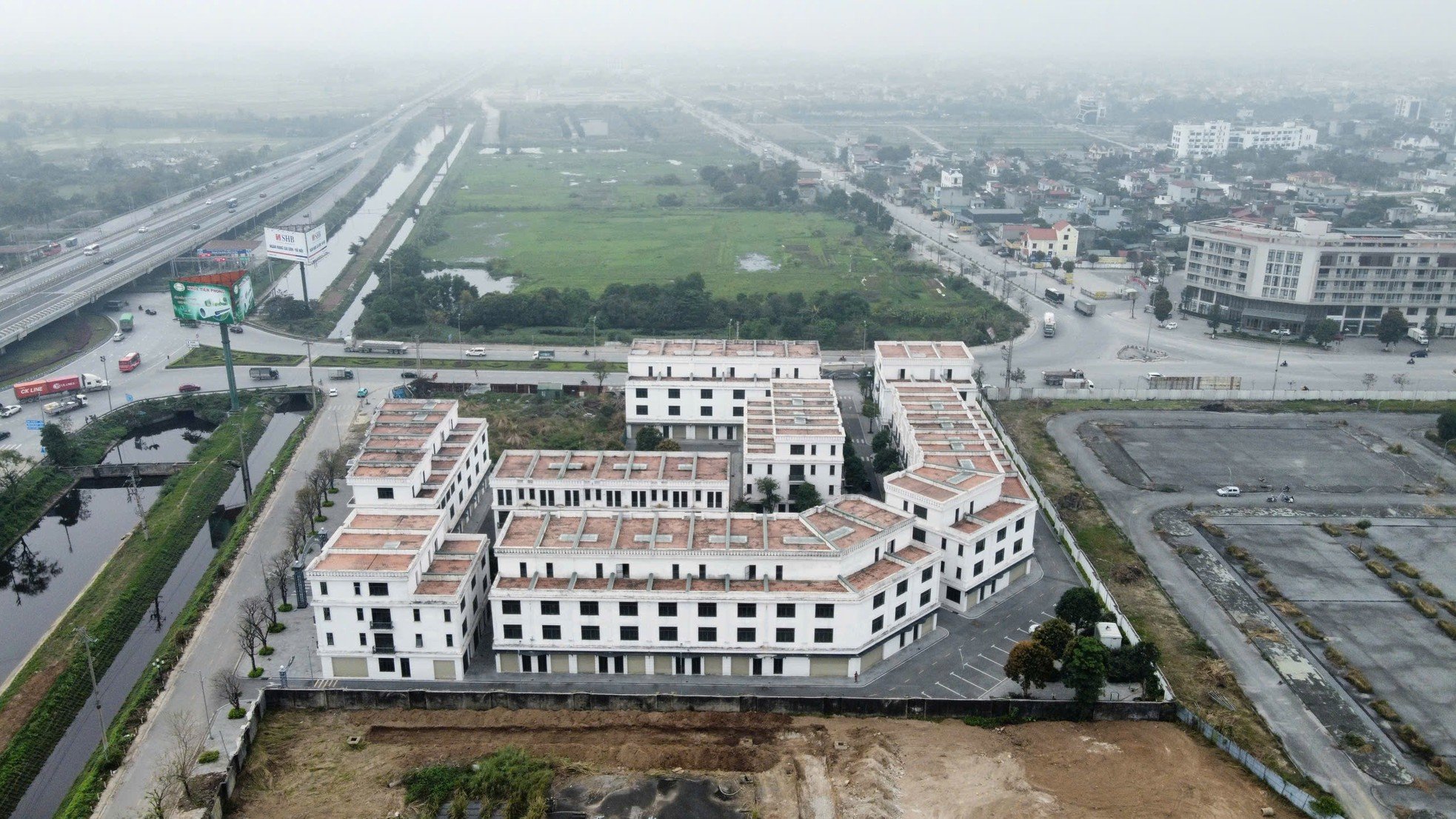 Situé à côté de l'hôpital abandonné d'un billion de dollars, le projet de maison de commerce partage le même sort d'être « vide » photo 1