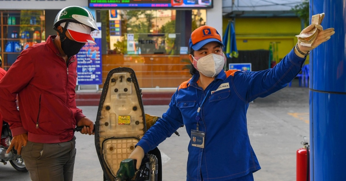 Giá xăng giảm 2 phiên liên tiếp, dầu tăng