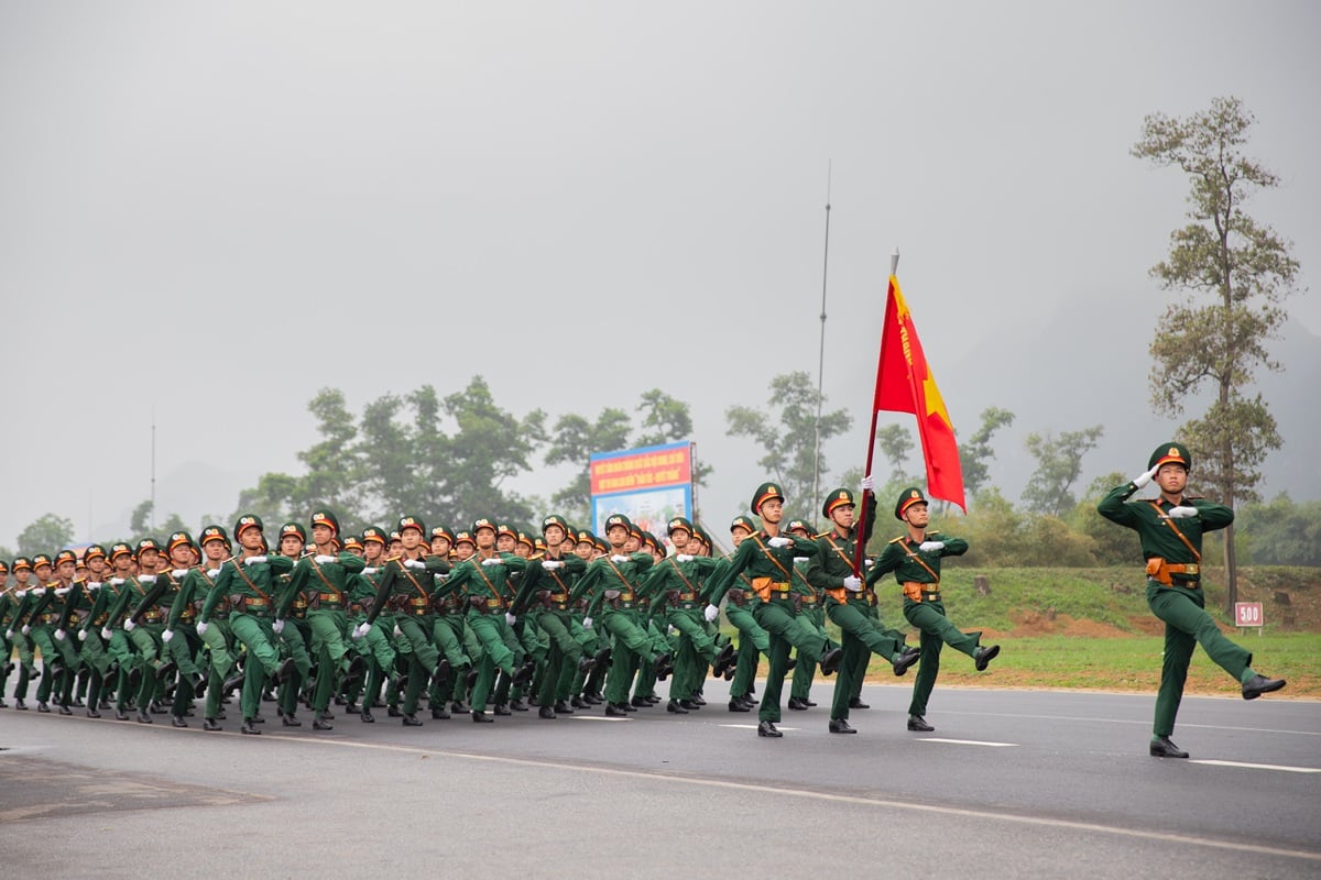 Nữ quân nhân hùng tráng trong hợp luyện diễu binh kỷ niệm 50 năm Ngày giải phóng Miền Nam- Ảnh 11.