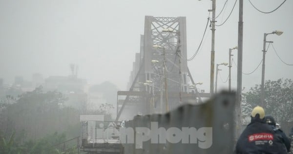 霧雨が降り湿気の多い日のハノイの人々の生活