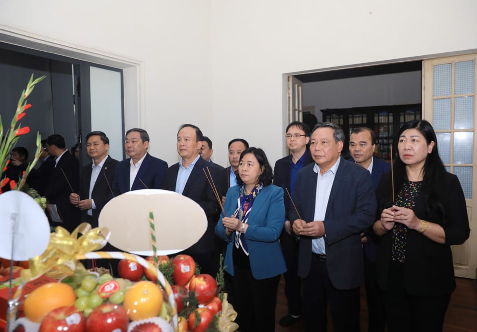 Secretary of the City Party Committee Bui Thi Minh Hoai and other city leaders offered incense to commemorate the late General Secretary Nguyen Phu Trong.