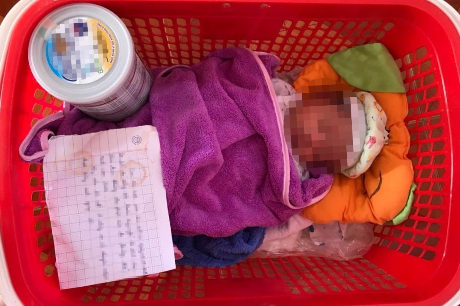 Newborn baby girl in Dong Nai abandoned on the roadside with 3 handwritten letters