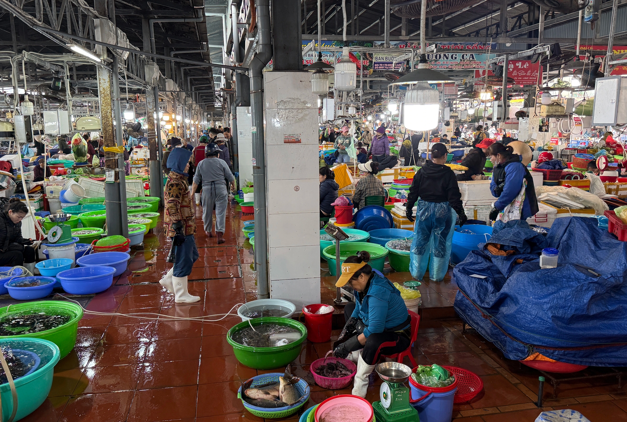 Der Ha LongFischmarkt ist am Vorabend des TetFestes verlassen