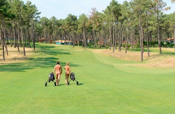 La Jenny ist nicht nur ein Golfplatz, sondern auch ein Resort für FKK-Anhänger.