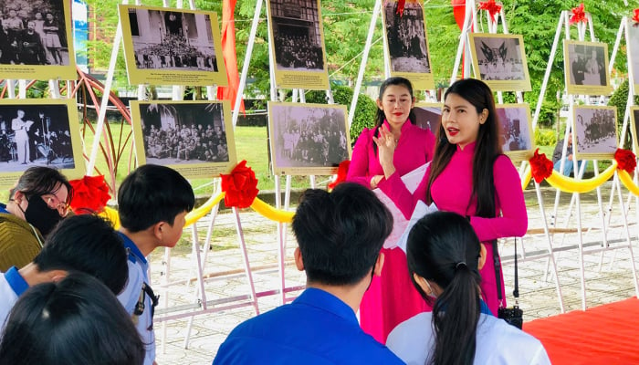 Organizing a photo exhibition to celebrate the 100th anniversary of Vietnam Revolutionary Press Day