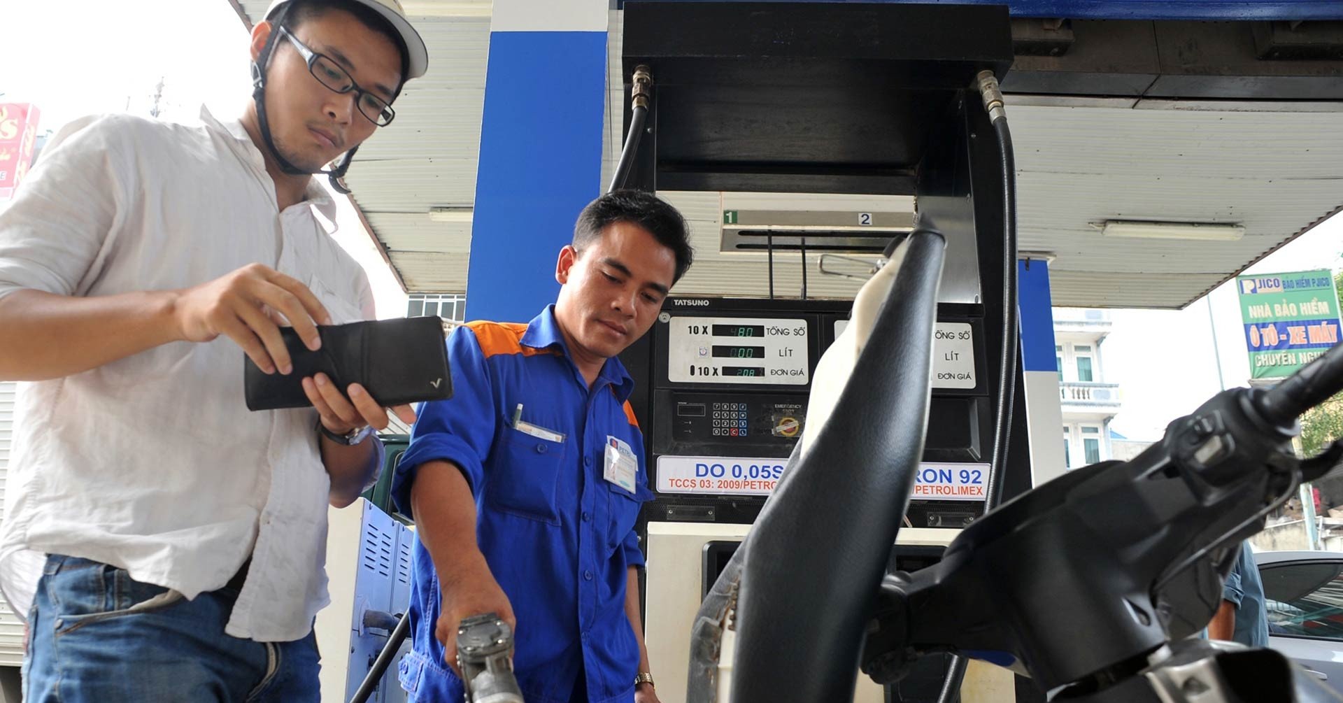 Los precios de la gasolina siguen bajando, algunos tipos caen por debajo de los 18.000 VND/litro.