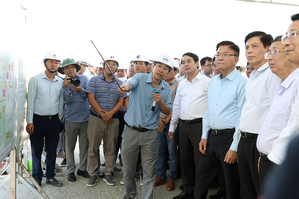 Le vice-Premier ministre Le Thanh Long a écouté le rapport de l'investisseur du projet d'autoroute Khanh Hoa - Buon Ma Thuot à travers la province de Khanh Hoa sur l'avancement des travaux. Photo : Trung Nhan