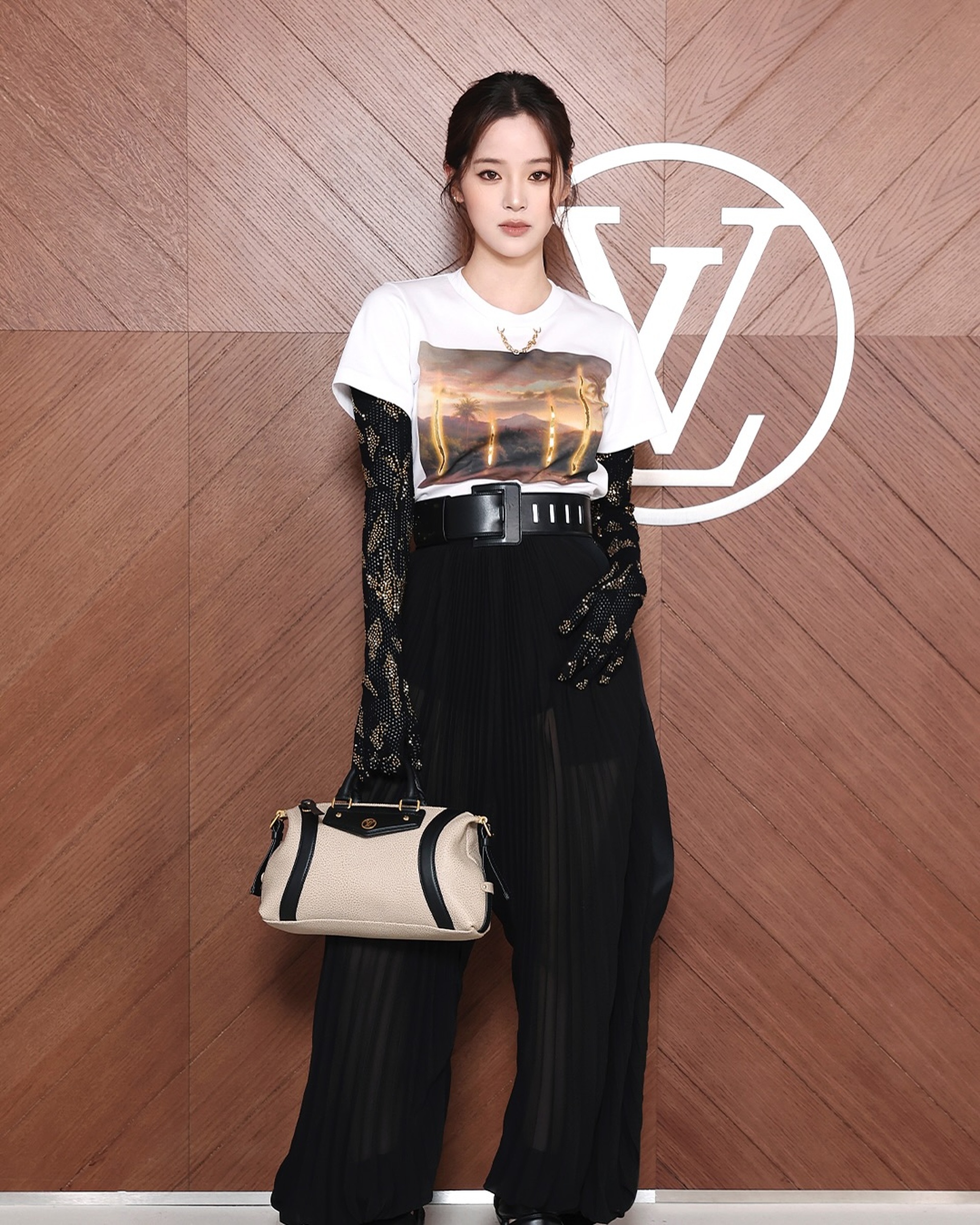 Lisa diện đồ xẻ ngực gợi cảm, gặp gỡ người tình màn ảnh của Kim Soo Hyun - 6