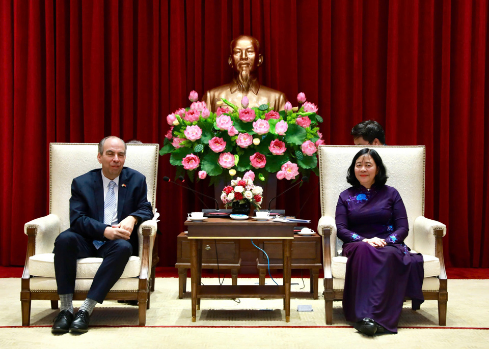 La secrétaire du Comité du Parti de Hanoi, Bui Thi Minh Hoai, a reçu le nouvel ambassadeur de Cuba au Vietnam, Rogelio Polanco Fuentes, pour une visite de courtoisie.