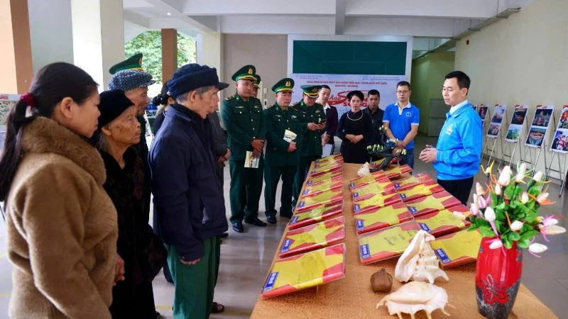 Triển lãm ảnh "Tự hào một dải non sông" tại Cao Bằng