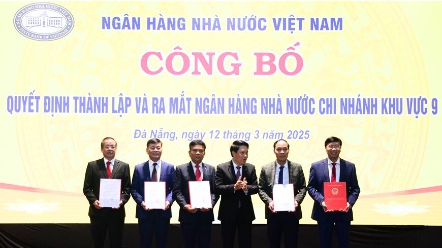 Deputy Governor of the State Bank of Vietnam Pham Tien Dung presents the appointment decisions of Deputy Directors of the State Bank of Vietnam Region 9. (Photo: Da Nang Electronic Information Portal)