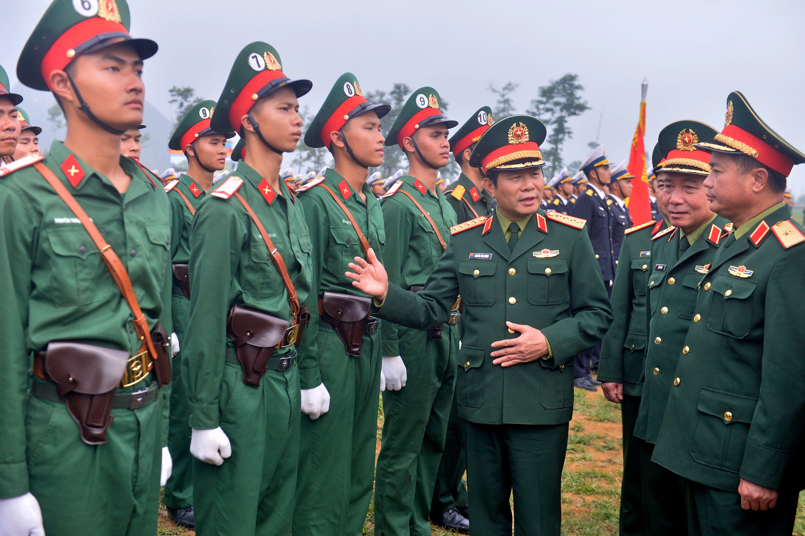 Đại tướng Nguyễn Tân Cương thị sát, tận tay hướng dẫn chiến sĩ diễu binh diễu hành- Ảnh 6.