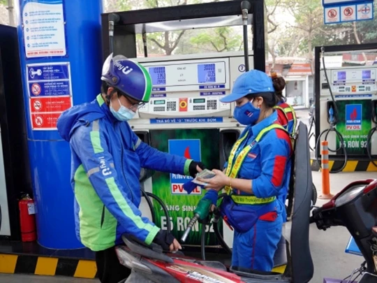 Le prix de l'essence baisse pour la troisième fois consécutive, de 92 RON à près de 19 600 VND/litre