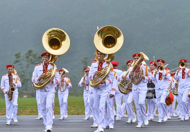 Lá cờ đặc biệt trong buổi hợp luyện diễu binh kỷ niệm thống nhất đất nước - Ảnh 10.