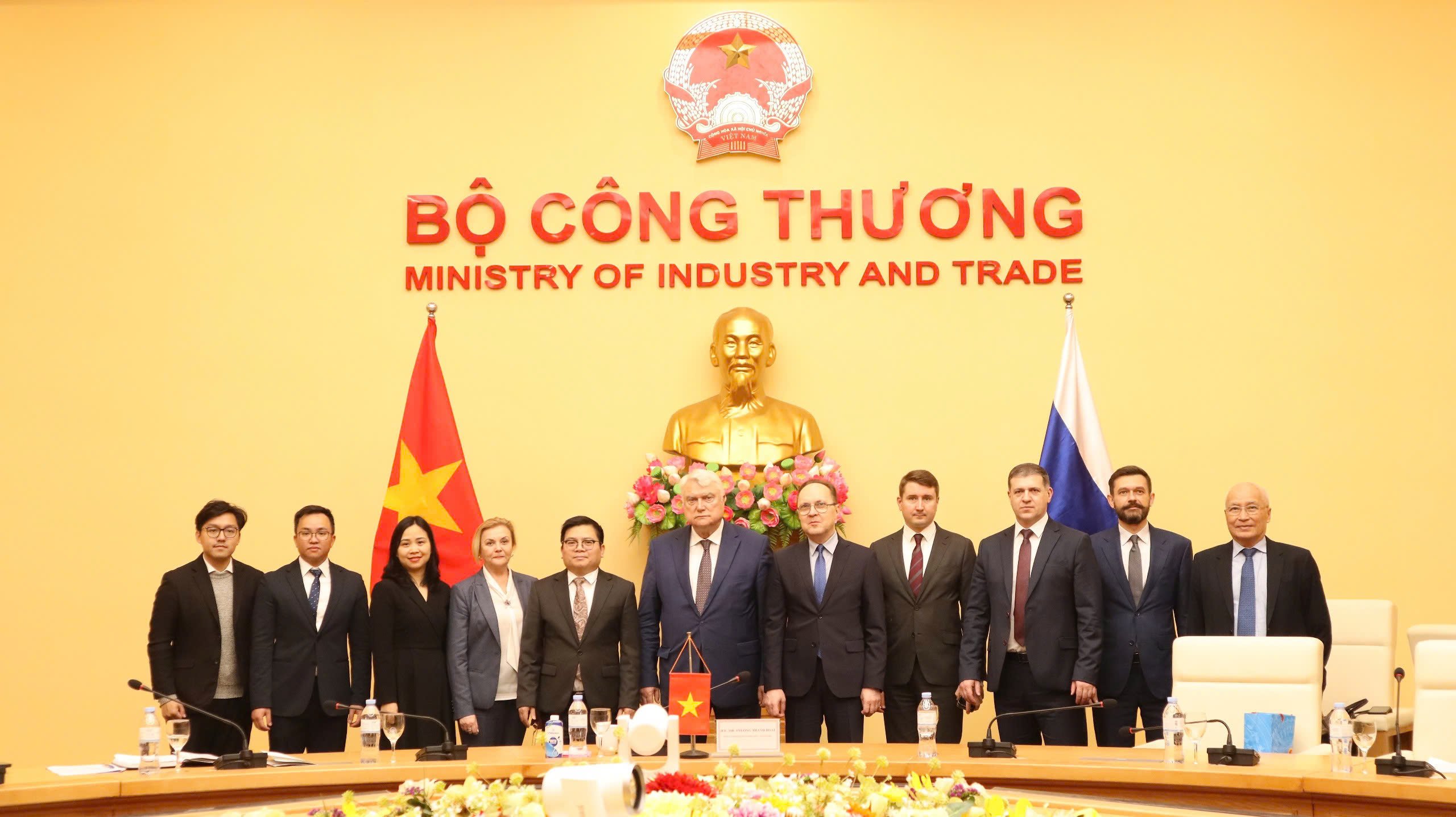 Le vice-ministre Truong Thanh Hoai a reçu et travaillé avec le vice-gouverneur de la province de Kaluga, Fédération de Russie