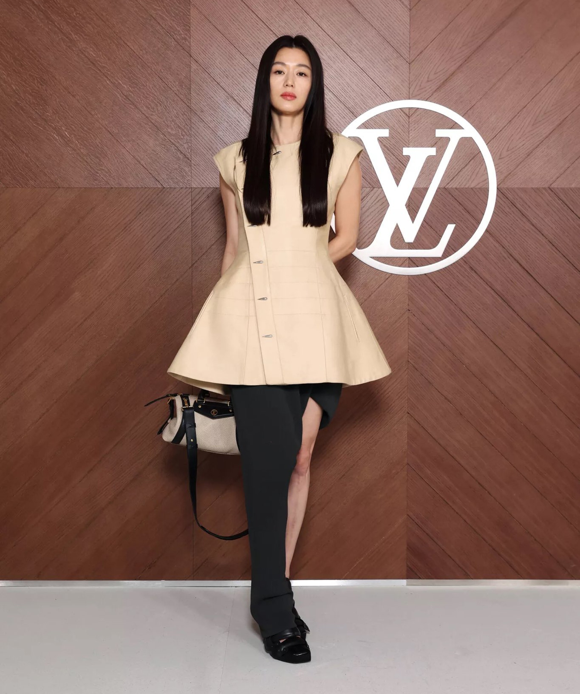 Lisa diện đồ xẻ ngực gợi cảm, gặp gỡ người tình màn ảnh của Kim Soo Hyun - 3
