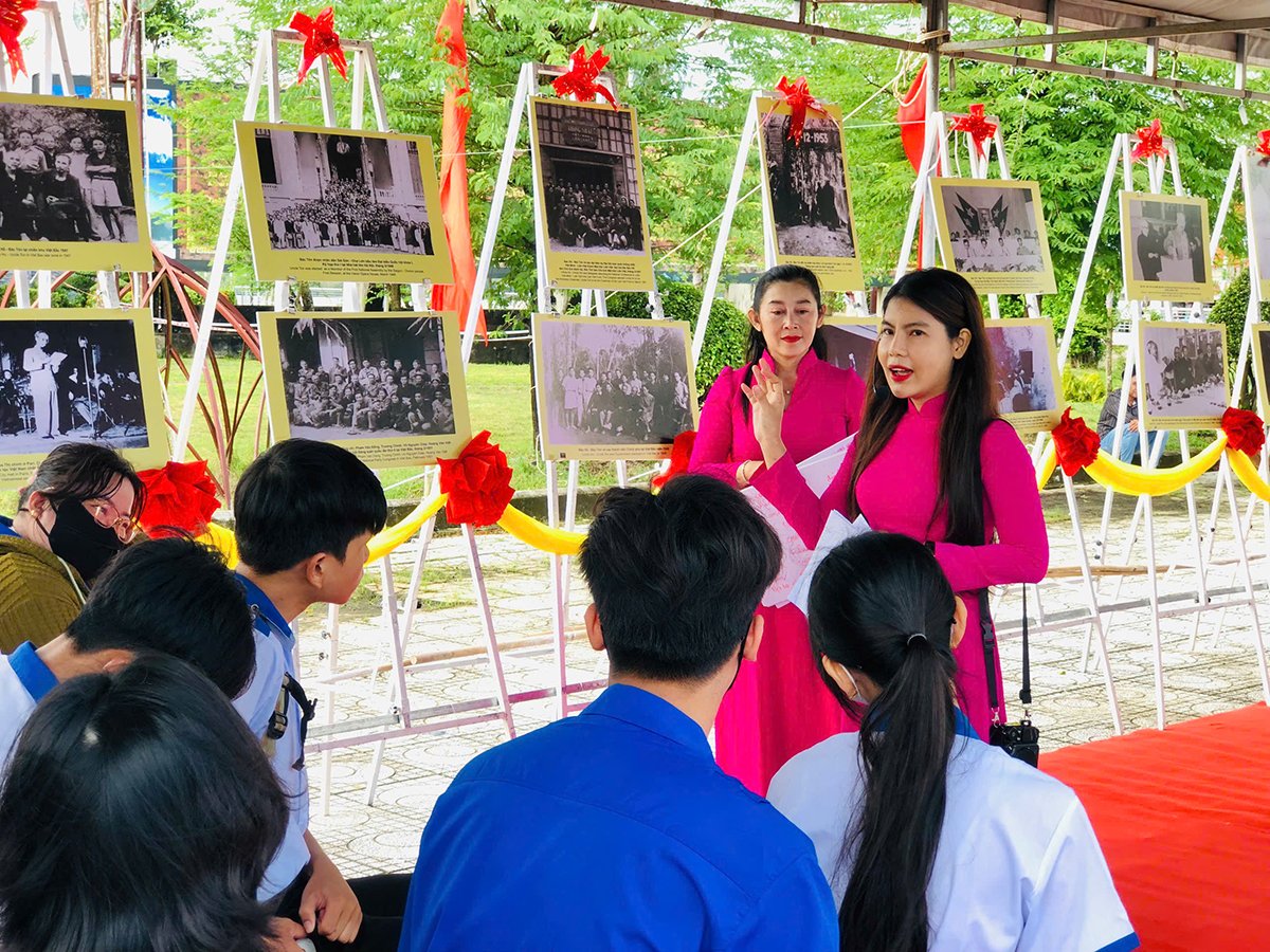 Ca Mau organiza una exposición fotográfica para celebrar los 100 años del Día de la Prensa Revolucionaria de Vietnam (foto 1)