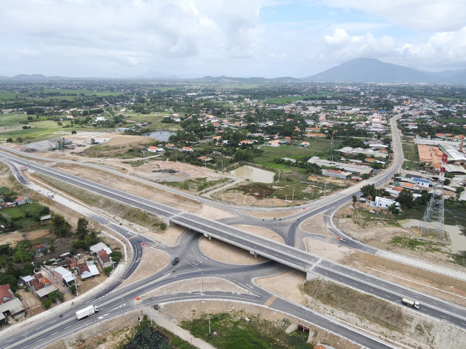 Se espera que la autopista Van Phong - Nha Trang entre en funcionamiento el 30 de abril de 2025. Foto: Trung Nhan