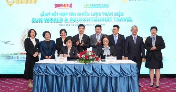 What is in the comprehensive cooperation handshake between Sun World and Saigontourist Travel?