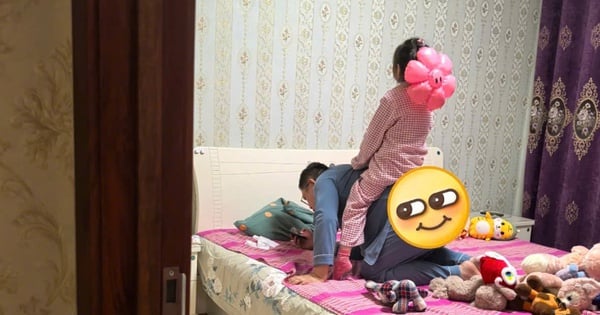 Enlarge the photo of husband and daughter in the bedroom, wife looks heartbroken at what he holds in his hand