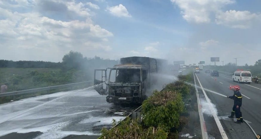 Truck caught fire on Ho Chi Minh City - Long Thanh highway, traffic jam 5km