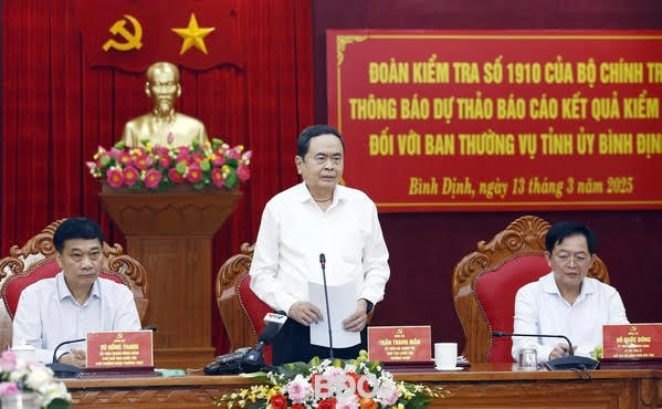 National Assembly Chairman Tran Thanh Man - Head of Inspection Delegation No. 1910 of the Politburo and Secretariat is speaking at a working session with the Standing Committee of Binh Dinh Provincial Party Committee.