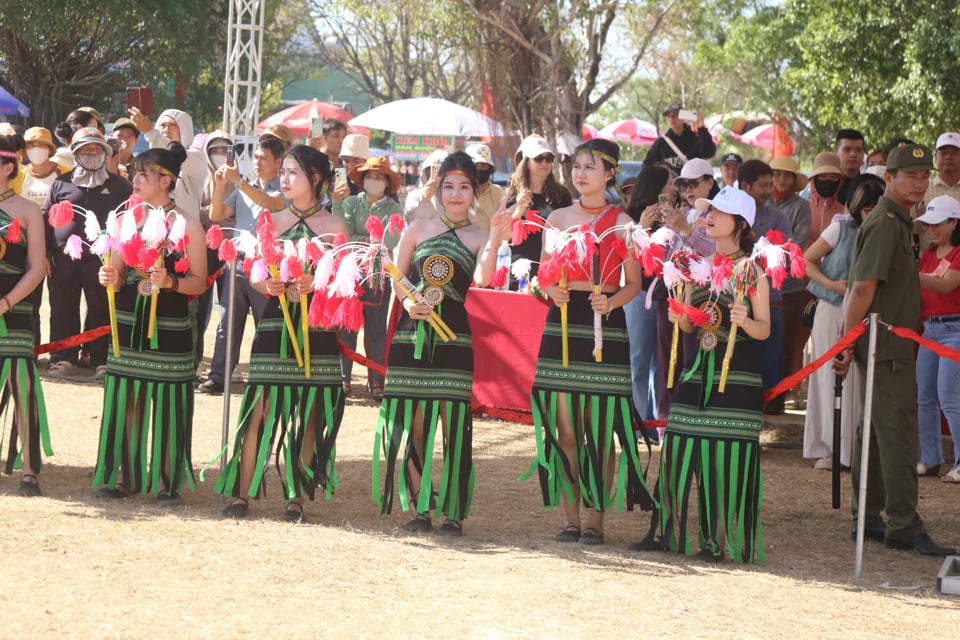 Le charme des jeunes femmes en costumes traditionnels.