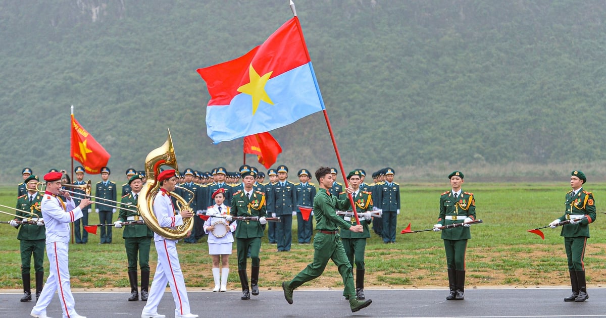 Bandera especial en la sesión de entrenamiento para celebrar el 50 aniversario del Día de la Reunificación Nacional