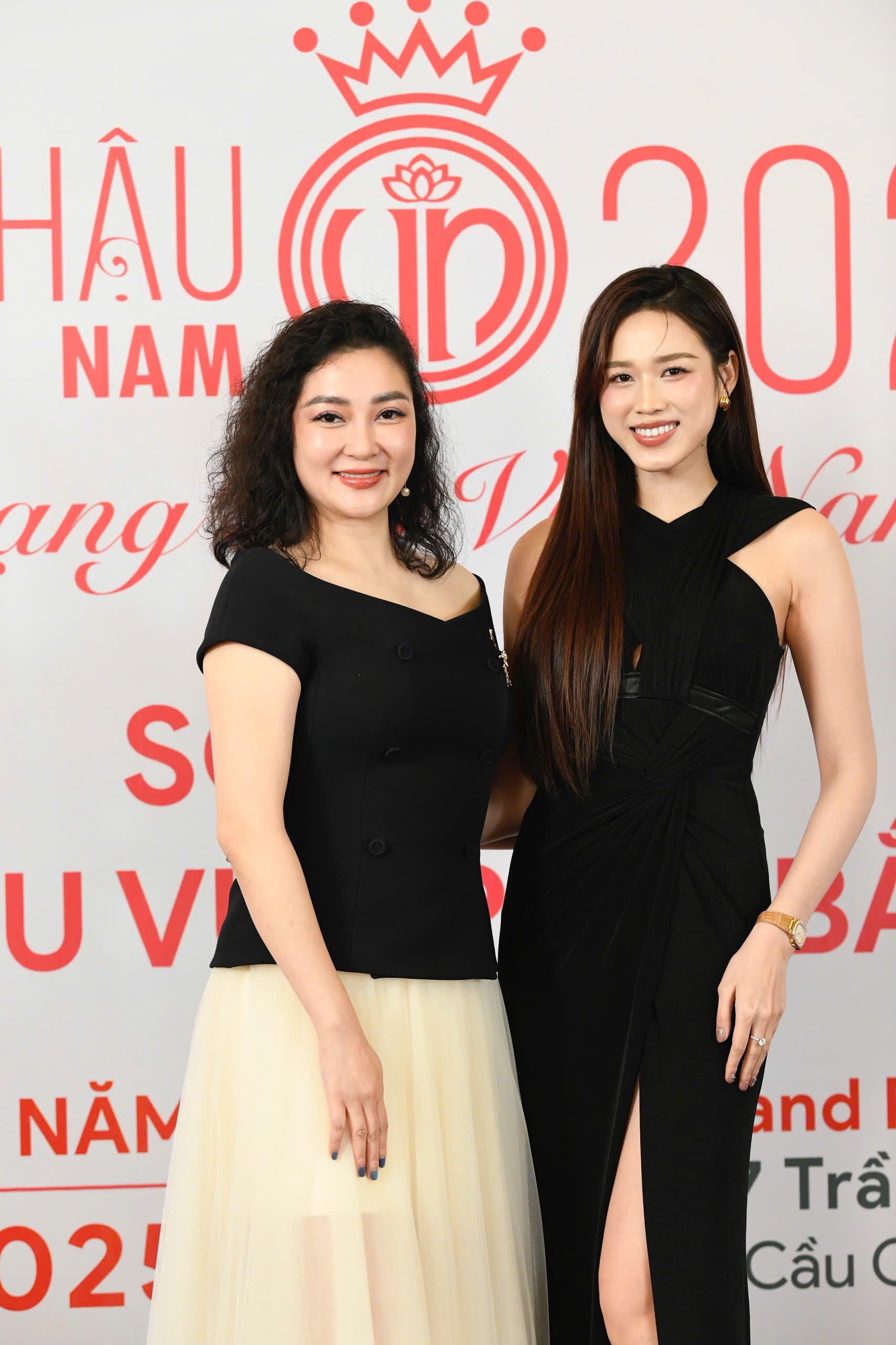 Miss Nguyen Thi Huyen und Do Thi Ha erscheinen selten im selben Fotorahmen 3