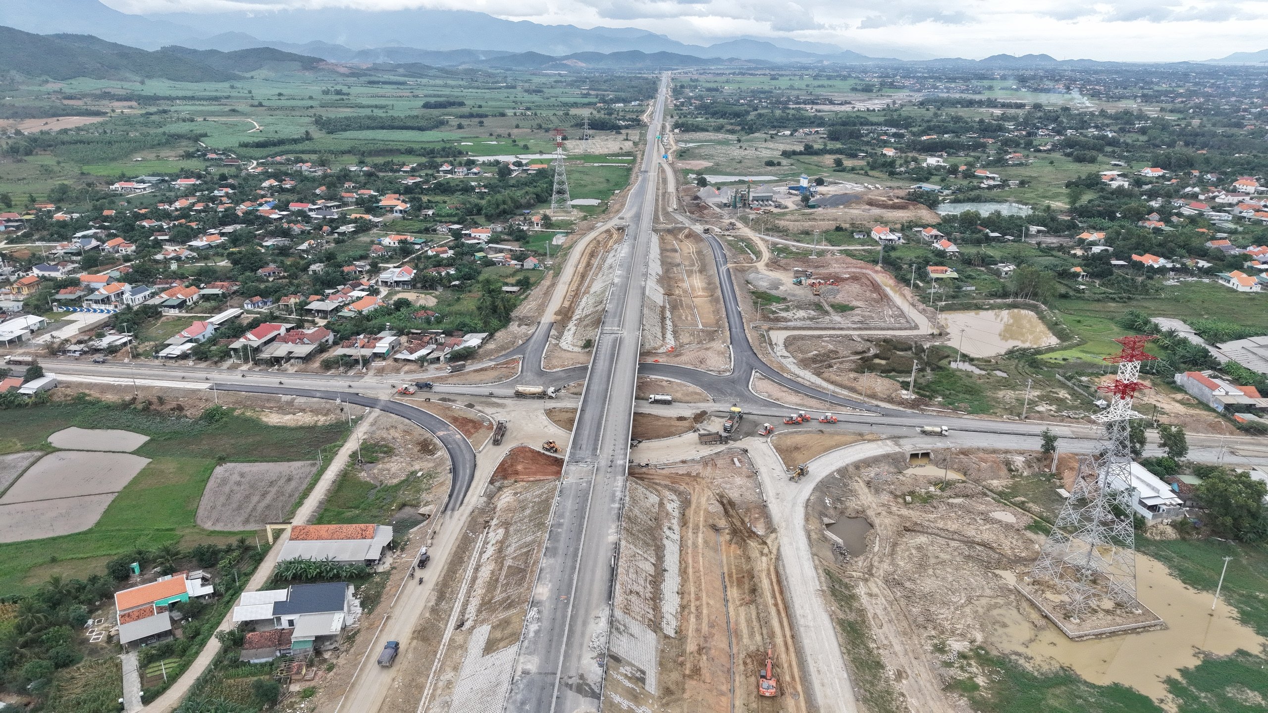 Phó Thủ tướng Lê Thành Long kiểm tra các dự án cao tốc ở Khánh Hòa- Ảnh 2.