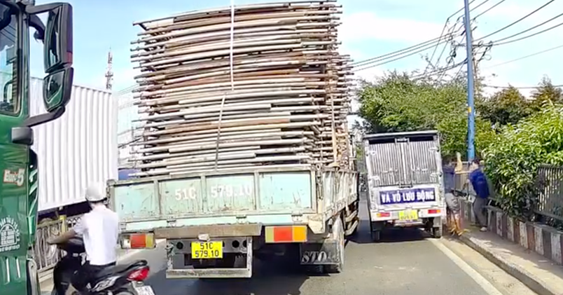 Verifizierungsclip von zwei Autofahrern, die ihre Autos anhalten, um auf einer Brücke am Stadtrand von Ho-Chi-Minh-Stadt zu kämpfen