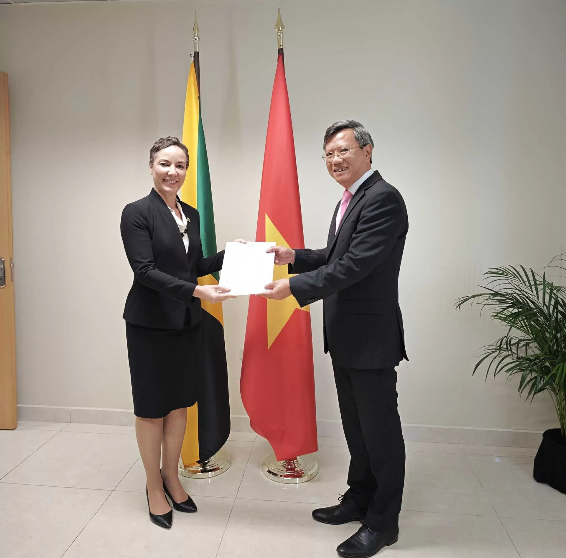 Đại sứ Lê Quang Long trình Thư ủy nhiệm lên Toàn quyền Jamaica