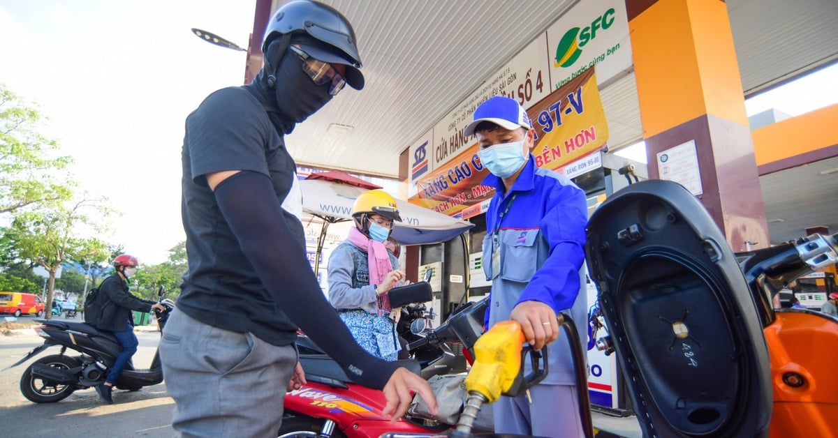 Los precios de la gasolina siguen bajando drásticamente, el RON95 cae por debajo de los 20.000 VND/litro.