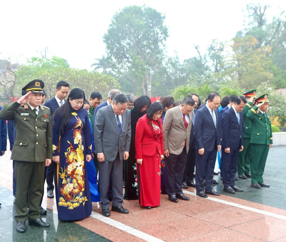 Los líderes de la ciudad de Hanoi conmemoran a los mártires heroicos.